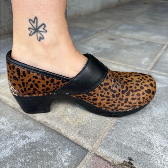 Dansko Leopard Print Fur Calf Hair Clogs 39 / 8.5 Slip-On Comfort Shoes - Picture 12 of 16